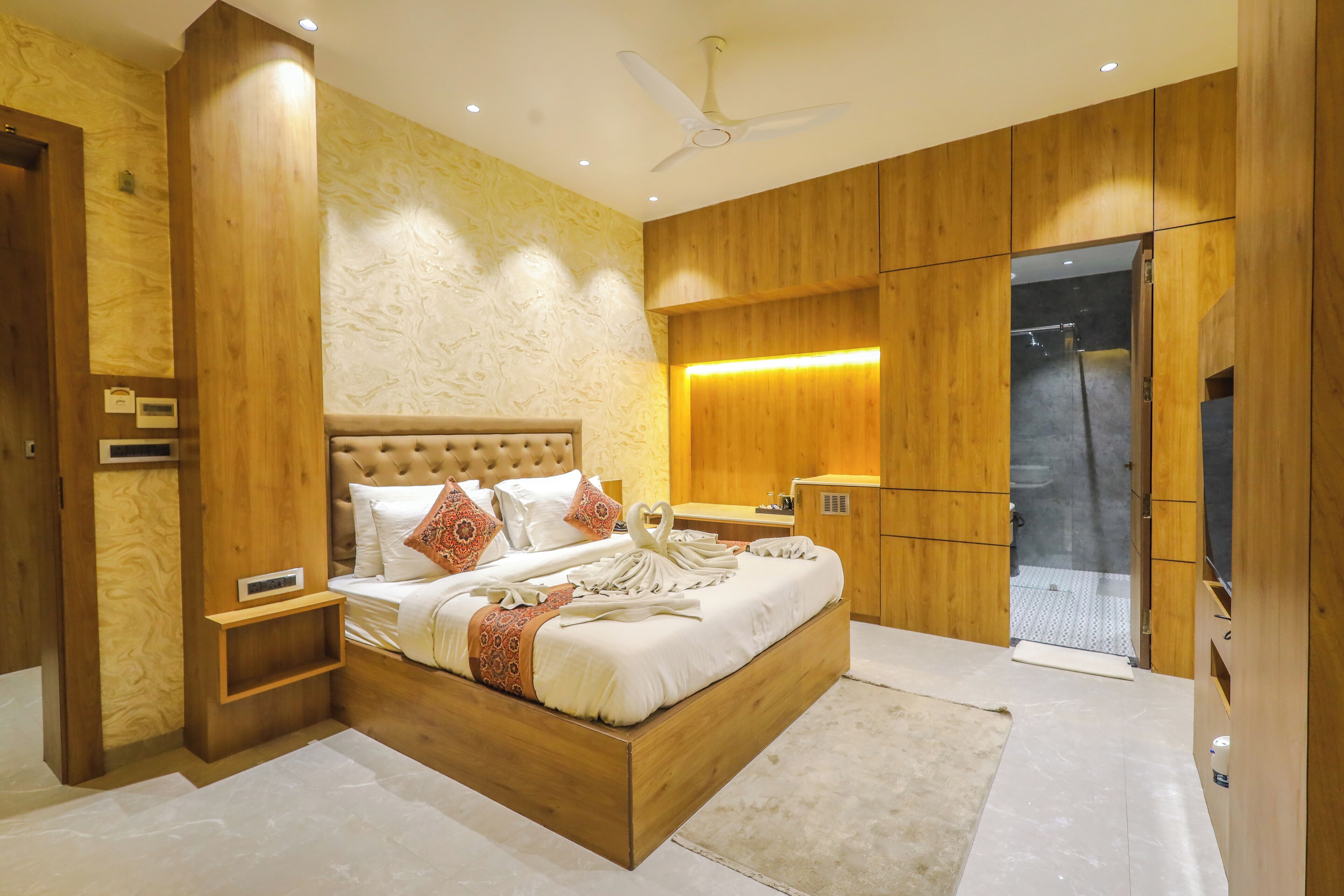 Luxury Double Room | Minibar, in-room safe, desk, laptop workspace