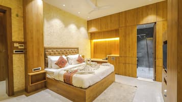 Luxury Double Room | Minibar, in-room safe, desk, laptop workspace