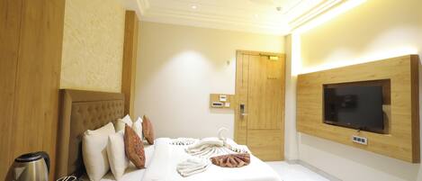 Minibar, caja de seguridad en la habitación y escritorio