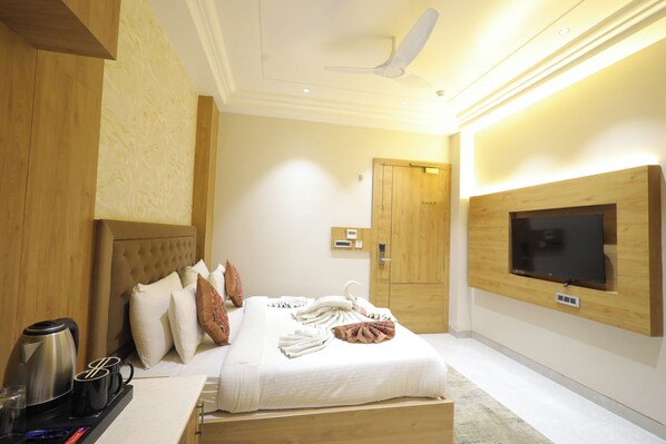 Superior Double Room | Minibar, in-room safe, desk, laptop workspace