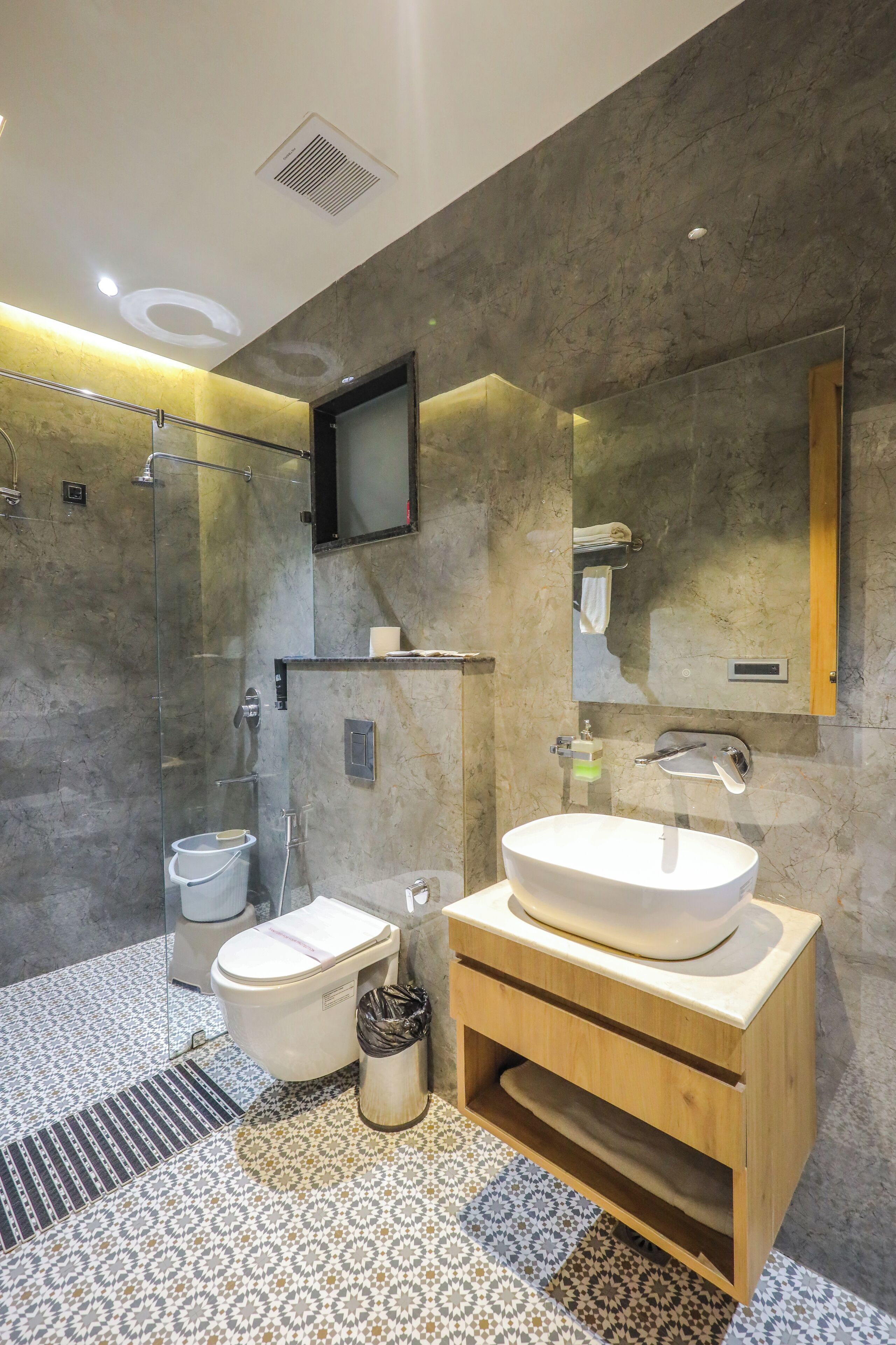 Superior Double Room | Bathroom | Shower, free toiletries, hair dryer, slippers