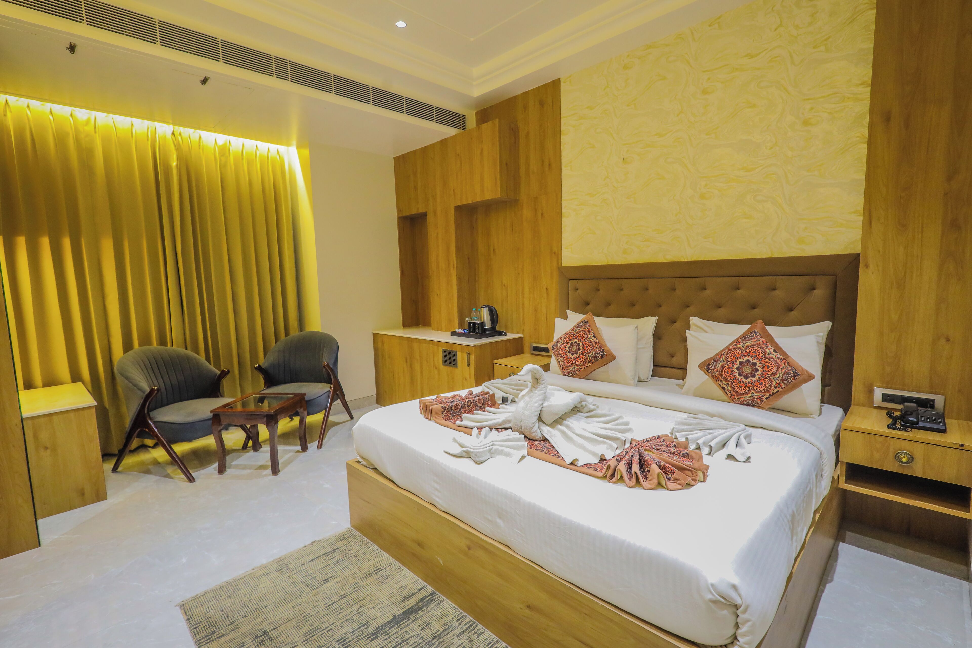 Superior Double Room | Minibar, in-room safe, desk, laptop workspace