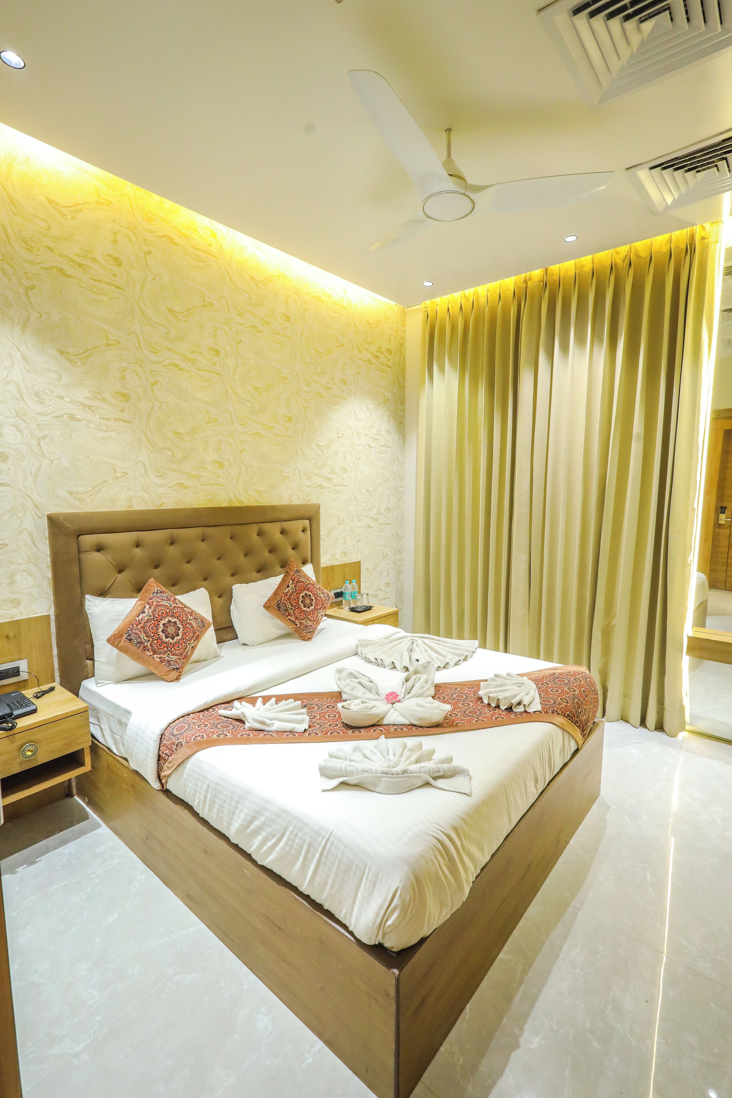 ميني بار وخزنة داخل الغرفة ومكتب ومساحة عمل للكمبيوتر المحمول