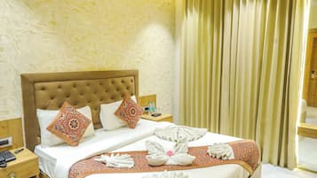 Deluxe Double Room | Minibar, in-room safe, desk, laptop workspace