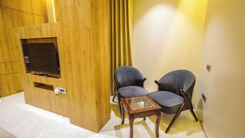 Luxury Double Room | In-room dining