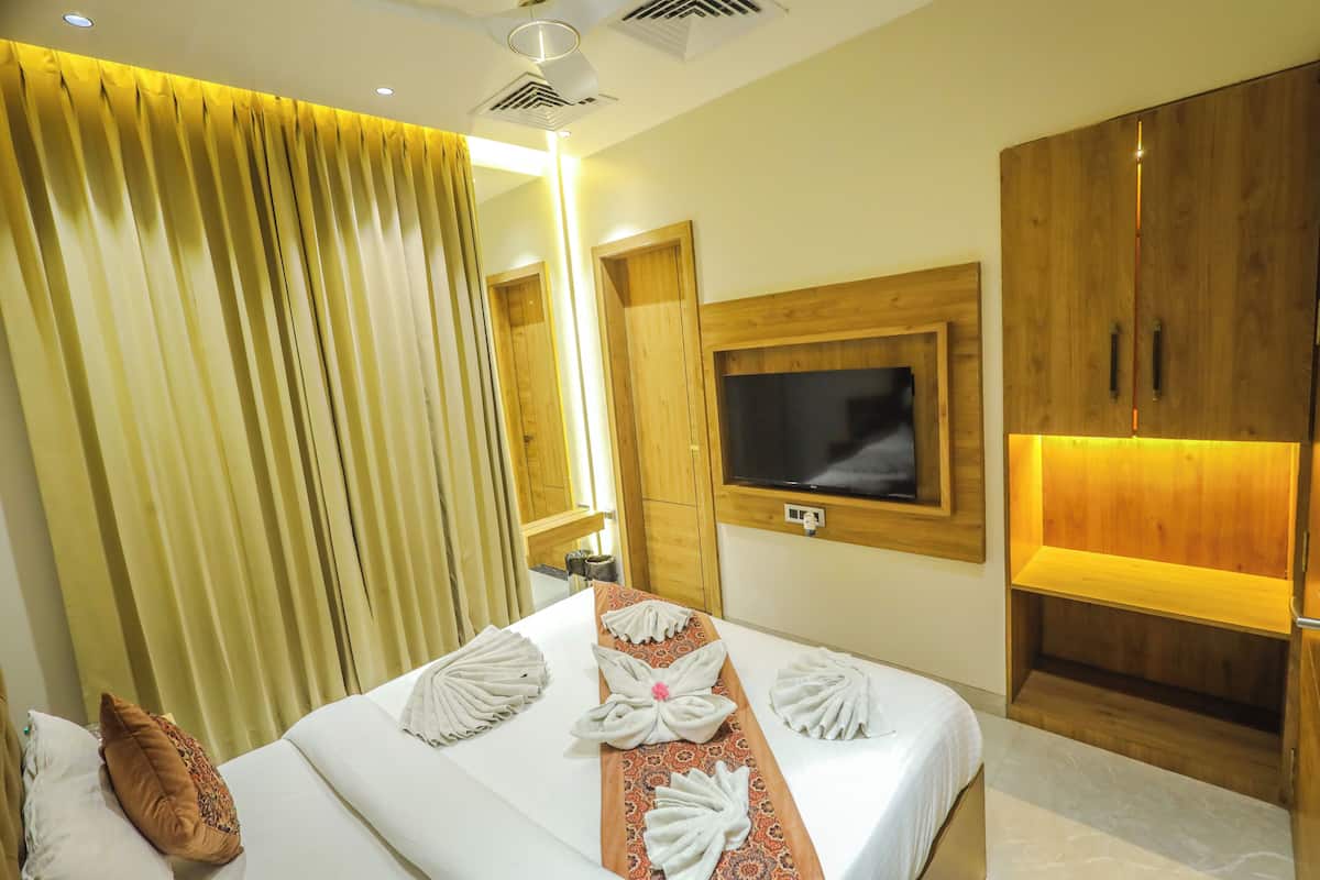 ميني بار وخزنة داخل الغرفة ومكتب ومساحة عمل للكمبيوتر المحمول