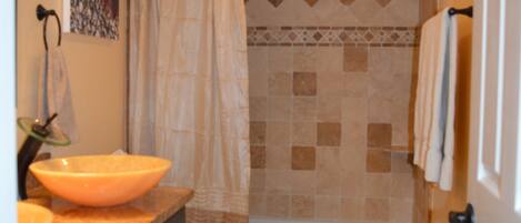 Regadera, toallas, papel de baño