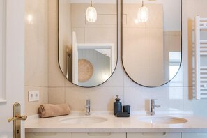 Modern Apartment with Plenty of Natural Light | バスルーム | シャワー、ヘアドライヤー、タオル、石鹸