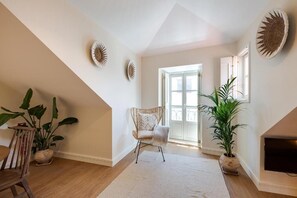 Modern Apartment with Plenty of Natural Light | Living area | 1-cm flat-screen TV with cable channels - Ponto Alto Apartments (Lisbon)