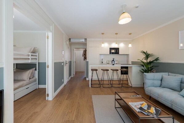 Télévision à écran plat de 1 cm avec chaînes par câble