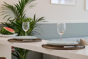 Fridge, microwave, oven, stovetop - Ponto Alto Apartments (Lisbon)