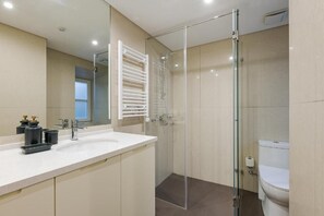 Douche, sèche-cheveux, serviettes fournies, savon