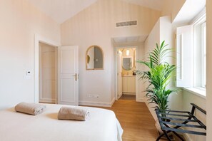 Modern Apartment with Plenty of Natural Light | セーフティボックス (室内)、遮光カーテン、アイロン / アイロン台、ベビーベッド (無料)