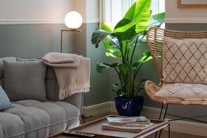 Télévision à écran plat de 1 cm avec chaînes par câble