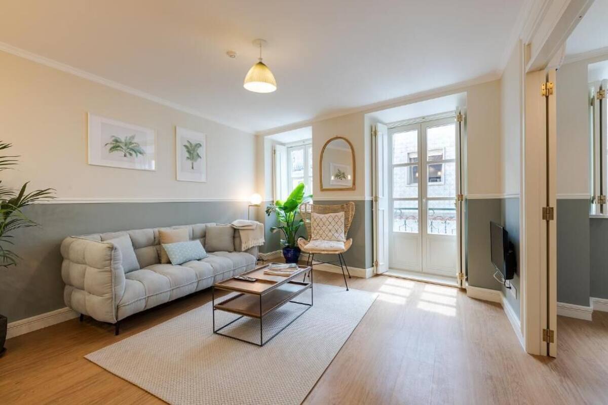 Télévision à écran plat de 1 cm avec chaînes par câble