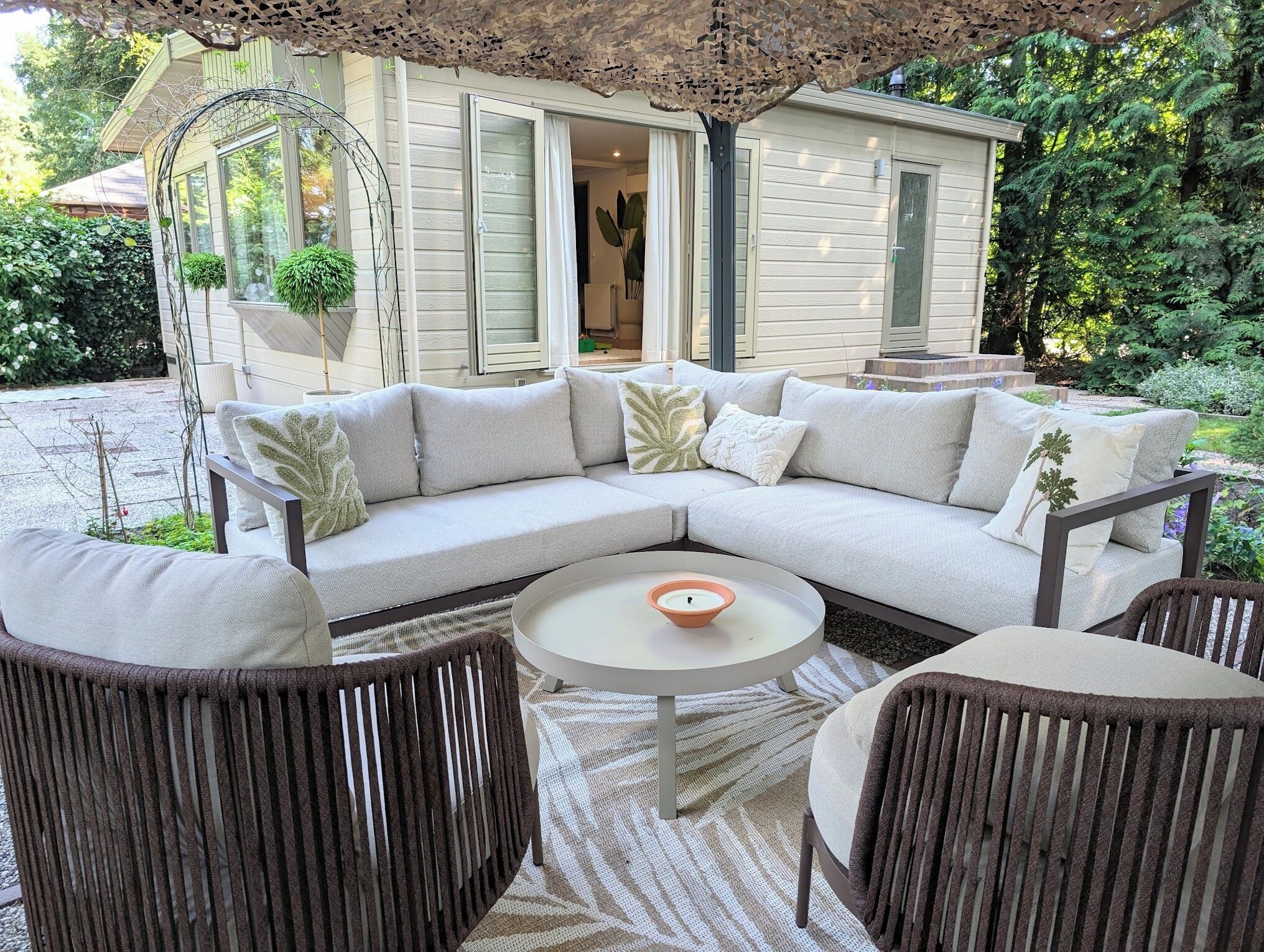 A modern outdoor seating area with a sectional sofa, two armchairs, and a coffee table. - Chalet The Forestbubble #Veluwe #Swimmingpool #Familypark (Voorthuizen)