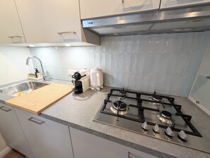Refrigerador, microondas, horno, placa de cocina