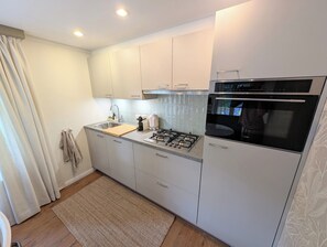 Jääkaappi, mikroaaltouuni, uuni, liesi