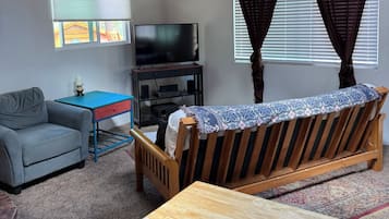 Smart-TV, Kamin, DVD-Player, Bücher
