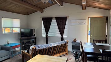 Smart-TV, Kamin, DVD-Player, Bücher