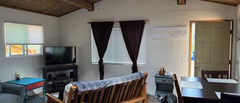 Smart-TV, Kamin, DVD-Player, Bücher