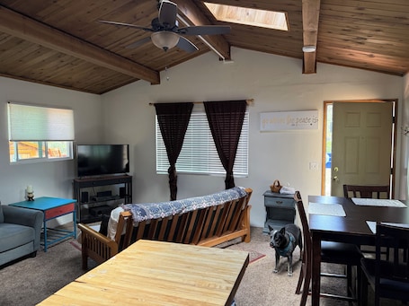 Smart TV, fireplace, DVD player, books. Serene 1-bedroom cabin in Sugarloaf of Big Bear