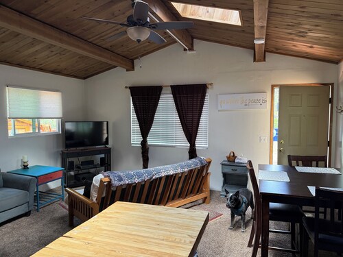 Serene 1-bedroom cabin in Sugarloaf of Big Bear