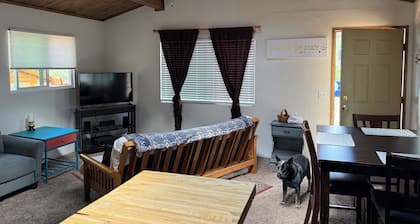 Serene 1-bedroom cabin in Sugarloaf of Big Bear