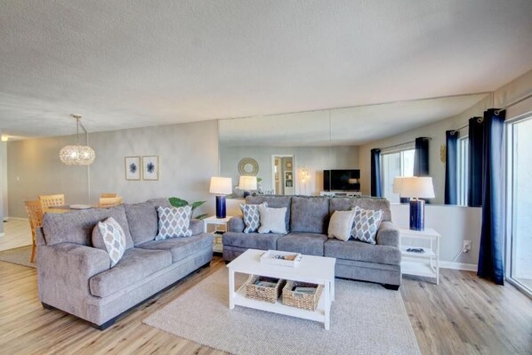 Condo, 1 Bedroom, Patio, Courtyard View | Living area