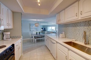 Condo, 1 Bedroom, Patio, Courtyard View | Private kitchen
