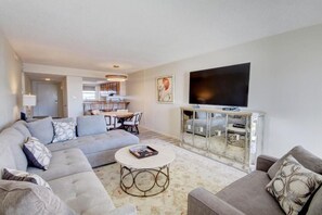 Condo, 2 Bedrooms, Patio, Courtyard View | Living area