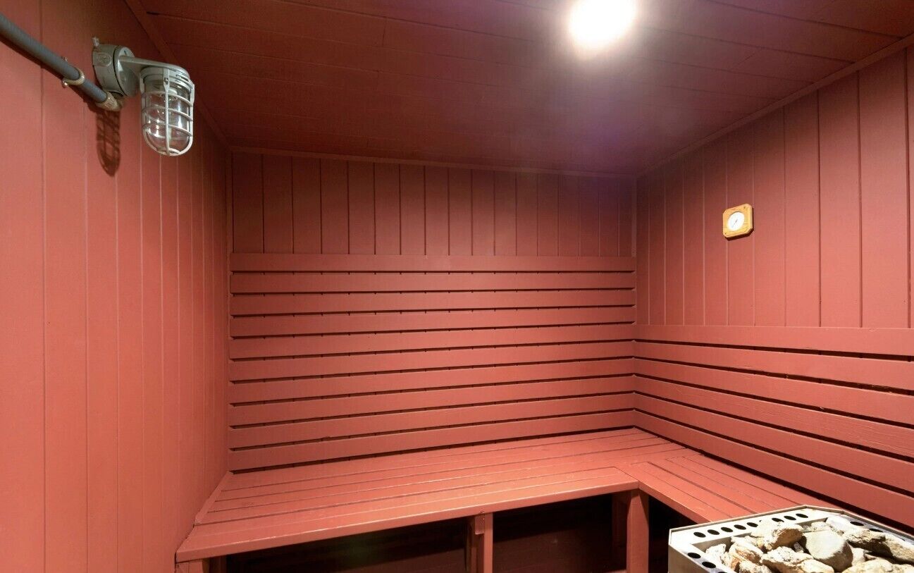 Sauna, jossa on puuseinät ja -lauteet.