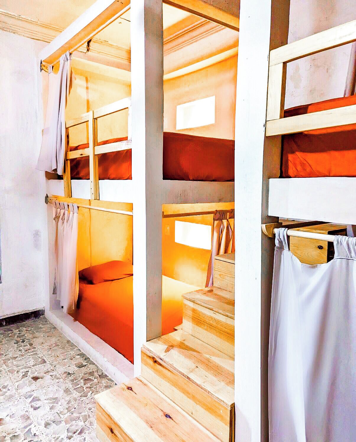 Lyxig delad sovsal - sovsal (män och kvinnor) | Arbetsyta för laptop, strykjärn/strykbräda, gratis wi-fi och sängkläder