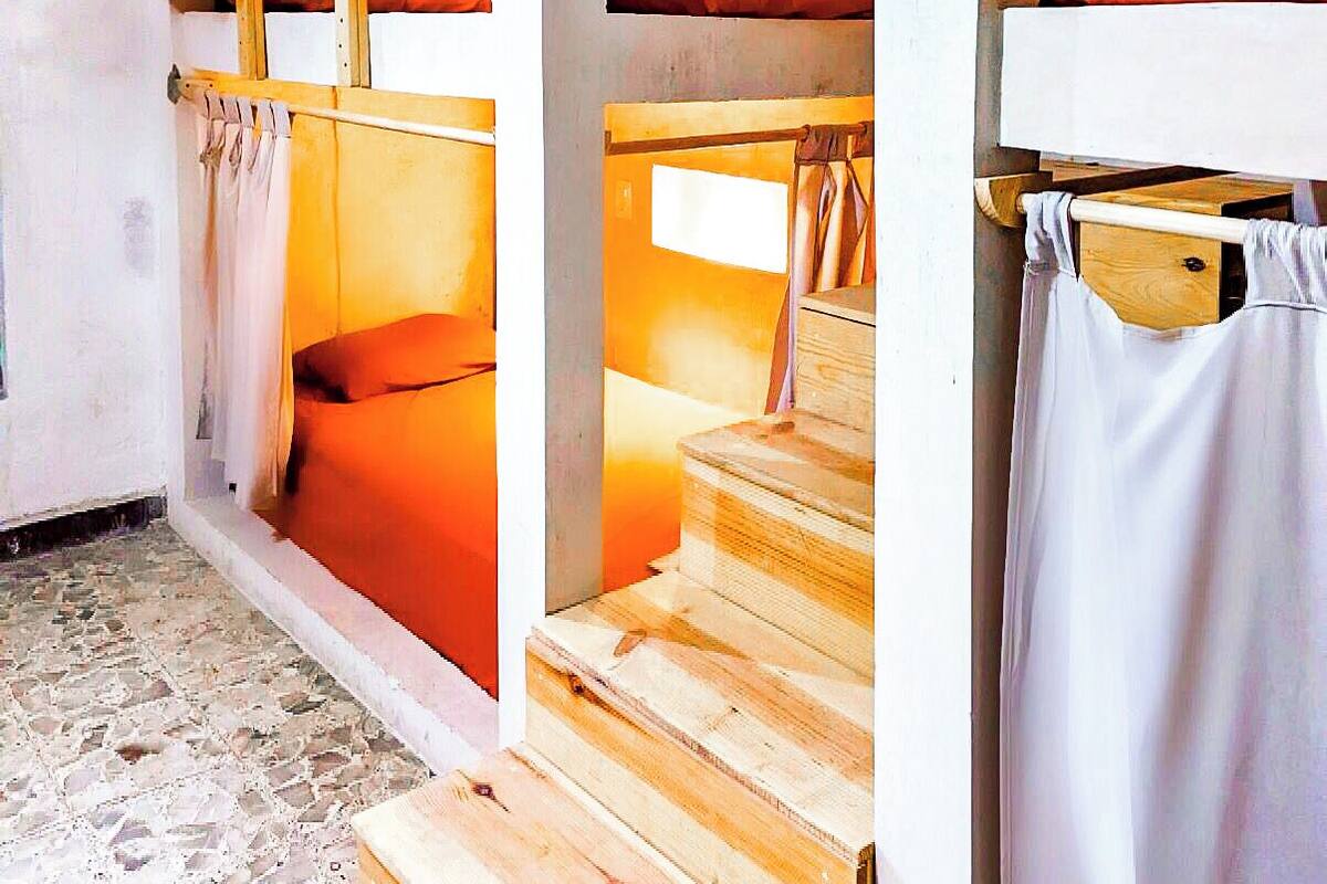 Dortoir partagé luxueux, mixte | Espace de travail pour ordinateurs portables, fer et planche à repasser