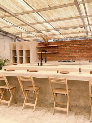 Kylskåp, mikrovågsugn, spishäll och mixer