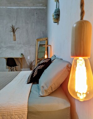 Private Double Room - Ensuite Bathroom | Arbetsyta för laptop, strykjärn/strykbräda, gratis wi-fi och sängkläder