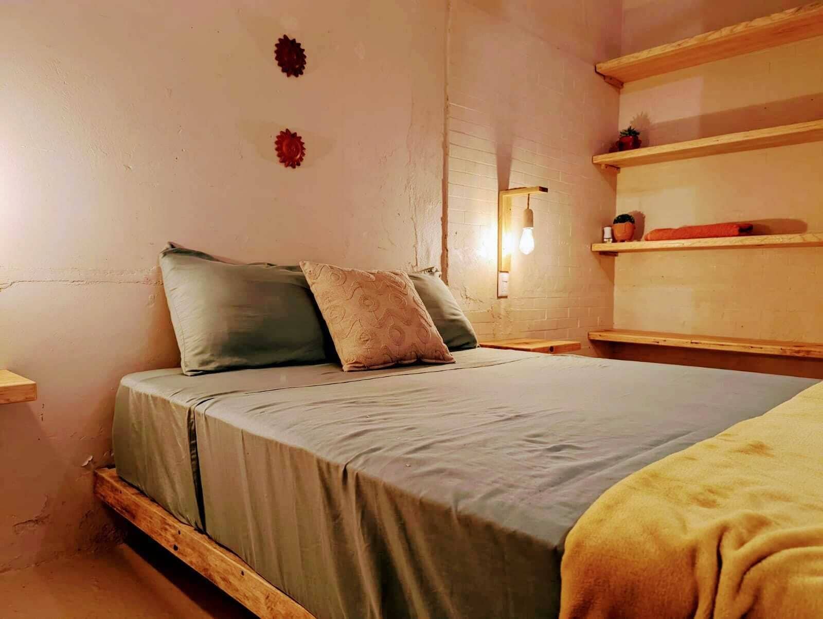 Private Double Room - Shared Bathroom | Arbetsyta för laptop, strykjärn/strykbräda, gratis wi-fi och sängkläder