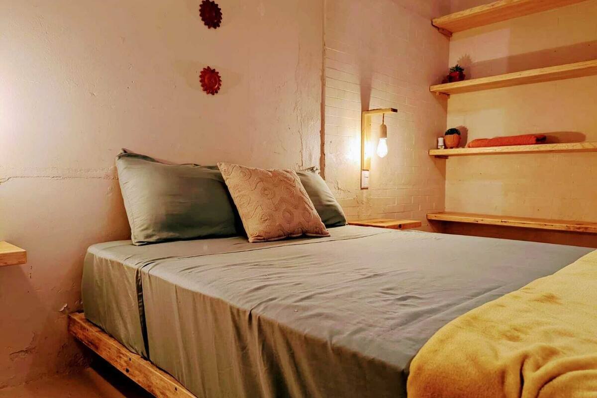 Private Double Room - Shared Bathroom | Espace de travail pour ordinateurs portables, fer et planche à repasser