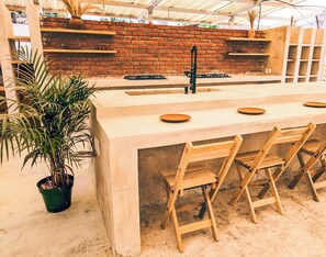 Fridge, microwave, stovetop, blender