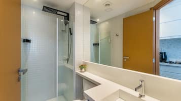 Basic Apartment | Bilik Mandi | Pancuran mandi