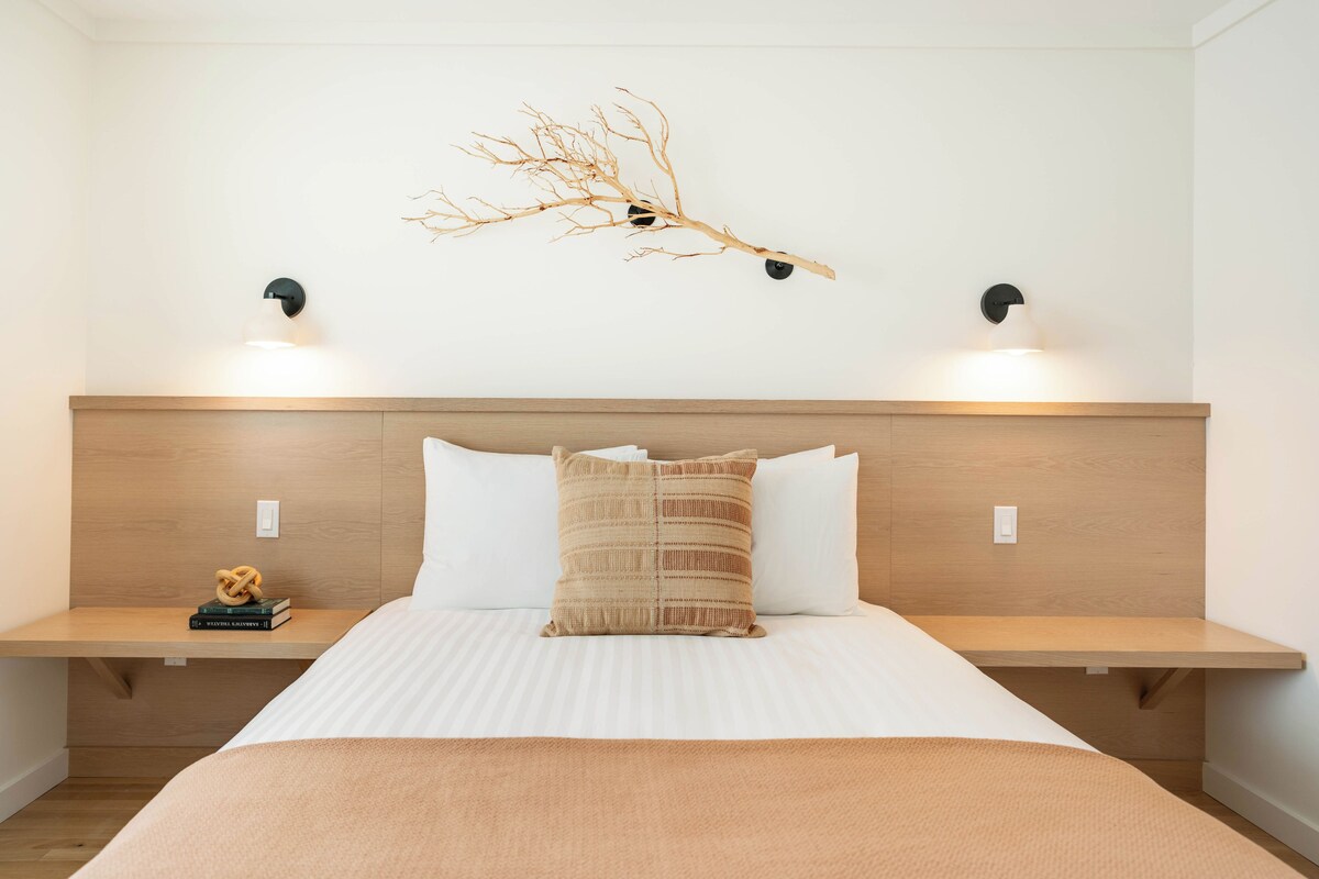 Premium Suite, Partial Ocean View, Executive Level | Premium bedding, laptop workspace, WiFi (free)