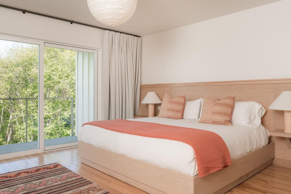 Premium bedding, laptop workspace, WiFi (free)