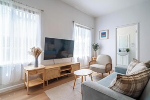 Living area - Cozy Designer 3BR 7-mins to Oakland Airport (San Leandro)