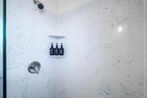 Shower, hair dryer, towels, soap - Cozy Designer 3BR 7-mins to Oakland Airport (San Leandro)