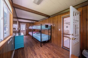 6 bedrooms, WiFi, bed sheets