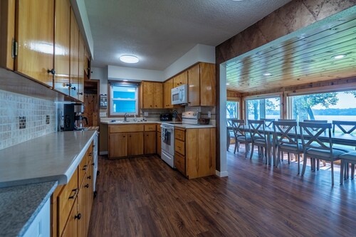 Paradise Point Family Retreat – Spacious Lake Home. Sleeps 18,Room to Entertain!