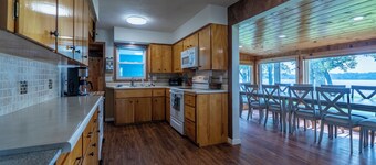 Paradise Point Family Retreat – Spacious Lake Home. Sleeps 18,Room to Entertain!