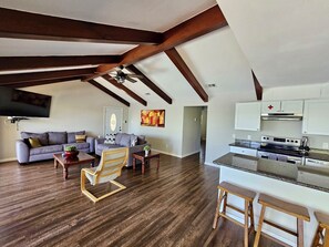 Smart-TV, Tischtennisplatte, Bücher