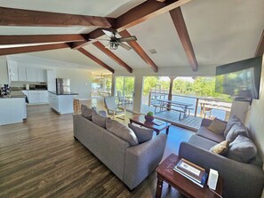 تلفزيون ذكي، تنس طاولة، كُتُب