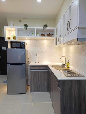 Refrigerador, microondas, placa de cocina, tetera/pava eléctrica